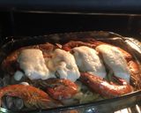 Foto del paso 4 de la receta: Lomo de bacalao gratinado con cama de cebolla, patata, almejas y gambas