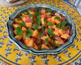 Une image de l'étape 12 de Salade de melon, groseilles rouges, pomelo, abricots et menthe.