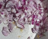 Foto del paso 3 de la receta: Lomo al verdeo y fideos, cebolla morada y tomate