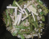 Foto del paso 4 de la receta: Arroz con pollo, espárragos, judías y ajos tiernos