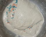 Foto langkah ke 5 dari resep Blue-Orange Sprinkles Sourdough Bread.
