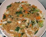 Foto langkah ke 4 dari resep Mie Goreng Sayuran.