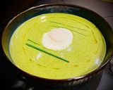 Foto del paso 7 de la receta: Crema verde de lechugas y caldo de ave con huevo poché
