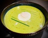 Foto del paso 7 de la receta: Crema verde de lechugas y caldo de ave con huevo poché