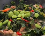 Foto langkah ke 3 dari resep Tumis Daun Pepaya Cumi Asin Pete.