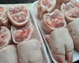 Foto del paso 2 de la receta: Patitas de cerdo a la provenzal