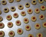 Foto langkah ke 6 dari resep Berry wijen thumbprint.