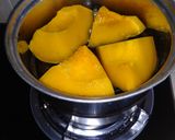 Foto langkah ke 2 dari resep MPASI Menu 4⭐ Usia 6 Bulan - Sup Ayam Tahu Kabocha.