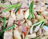 Hình bước làm 7 của món Thịt Heo Rừng Xào Nấm Đùi Gà