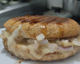 Foto del paso 11 de la receta: Sándwich🥙de cebolla caramelizada🧅queso🧀y miel🧅🧀🍯