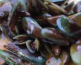 Foto langkah ke 4 dari resep Kerang Hijau Kuah Kuning Pedas.