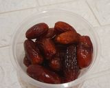 Foto langkah ke 1 dari resep Es Susu Kurma Biskuit.