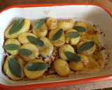 Foto del paso 2 de la receta: Patatas asadas con salvia fresca