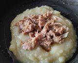 Foto del paso 3 de la receta: Arepa🫓de yuca rellena de carne🥩bbq y queso🥯🧀🧇