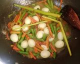 Foto langkah ke 4 dari resep Telur puyuh kuah kuning.