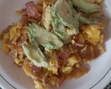 Foto del paso 4 de la receta: Huevos revueltos con tortilla frita y tocino