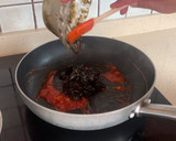 Foto del paso 4 de la receta: Fideuà de calamares (en lata), langostinos y bacalao gratinado con alioli