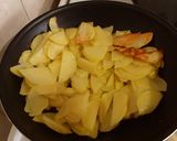 Filézett csirkecomb serpenyőben sült krumplival recept fázis 2 fotója