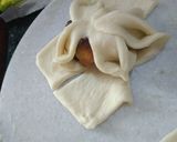 A picture of step 4 of Chicken ball stuffed flower bread.