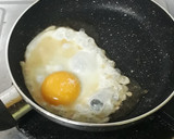 Foto langkah ke 1 dari resep Telur Ceplok Saus Tiram.