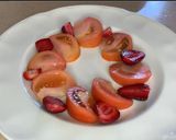 Foto del paso 4 de la receta: Ensalada de tomate, fresas, burrata y pesto de piñones
