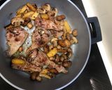 Foto del paso 4 de la receta: Costillas de cordero con manzana y champiñones portobello, sobre ajo con hierbas provenzales ja, ja