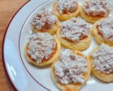 Hình bước làm 2 của món Blinis Topping Cá Ngừ Phô Mai Tươi & Olive Xanh