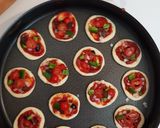 صورة لخطوة 6 من وصفة ميني بيتزا بصلصه لذيذة وسريعه 🍕