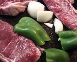 Foto del paso 3 de la receta: Bifes de chorizo con guarnición
