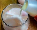 Foto langkah ke 3 dari resep Yakult Strawberry Milk.