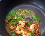 รูปขั้นตอนการทำที่ 5 ของ กุ้งผัดใบกระเพราราดหน้าข้าว