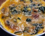 Foto del paso 3 de la receta: Tortilla de calabacín, champiñones, espinacas y sobrasada