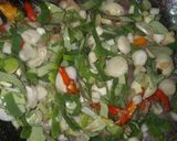Foto langkah ke 4 dari resep Tumis oncom daun kencur.