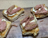 Foto del paso 4 de la receta: Brioche tostado, mayonesa de albahaca, tronco de atún, pimiento asado y huevo