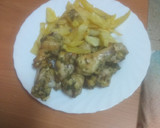 Foto del paso 3 de la receta: Muslitos de pollo al ajillo al horno con papas fritas