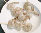 Foto del paso 1 de la receta: Brochetas de Langostinos a la romana, sin huevo
