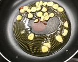 Foto del paso 2 de la receta: Gulas al ajillo con huevos estrellados