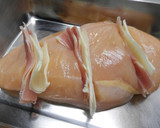 Foto del paso 2 de la receta: Pechuga de pollo rellena de bacon y queso