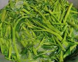 Hình bước làm 1 của món Rau muống xào sả ớt