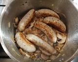 A picture of step 3 of Sausages in wine sauce.