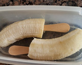 Foto del paso 2 de la receta: Polos de plátano y chocolate crocante