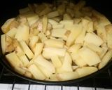 Foto del paso 1 de la receta: Papas rústicas con cheddar panceta y verdeo