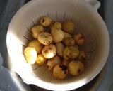 Une image de l'étape 1 de Pommes de terre nouvelles, ail et persil.