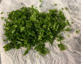 Une image de l'étape 4 de Salade verte aux deux fromages, persil et sauce verte.