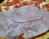 Foto del paso 3 de la receta: Pizza con jamón cocido y aceitunas verdes