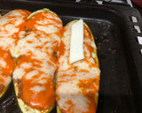 Foto del paso 7 de la receta: Calabacines rellenos con gratinado de queso de oveja y salsa de pimientos del piquillo