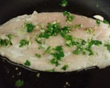Foto del paso 5 de la receta: Palometa al ajillo y guisantes salteados con jamón