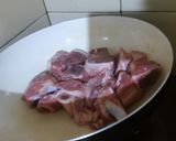 Foto del paso 1 de la receta: Huesos carnudos de cerdo guisados con curry