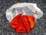 Pimientos rellenos de bacalao con salsa de yogur griego