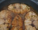 Hình bước làm 3 của món Cá thu trứng kho hành tỏi